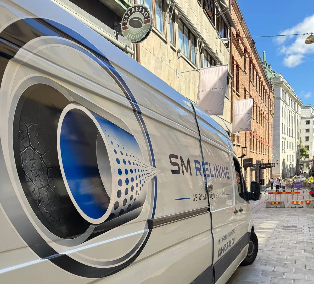 SM Relining-bil parkerad på en stadsgata i Stockholm.